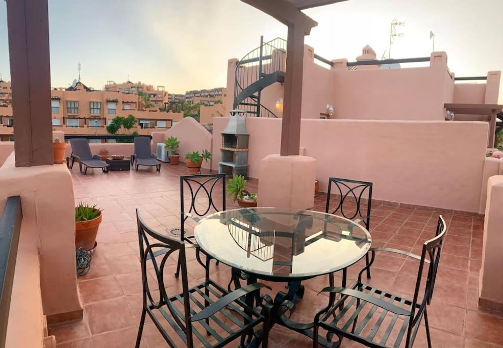 Penthouse Paradiso: 2Br Oasis In Casares Del Sol Экстерьер фото